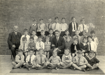 811651 Groepsportret van leerlingen en leraar Van Es van de 2e klas van de Nederduits Hervormde Burgerschool (Domplein ...